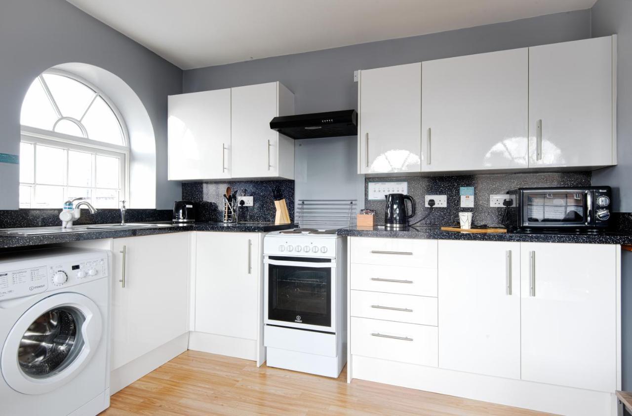 The Penthouse Gathering - Town Centre - Sleeps Up To 16 Wrexham Exterior photo